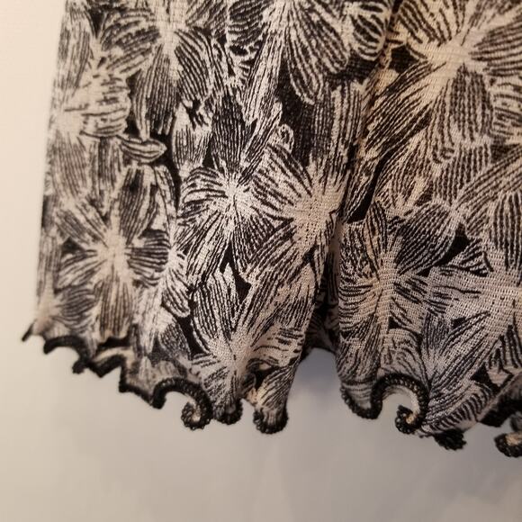 Black & White Stretch Layered Skirt Comfortable Floral Skirt Women's Size L - Picture 4 of 7